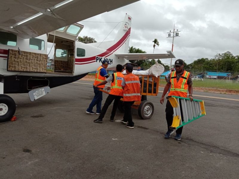 Ground crew handling cargo on the ramp