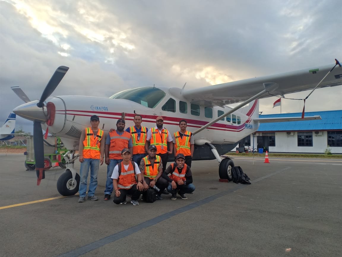 Ikairos ground crew with a Grand Caravan
